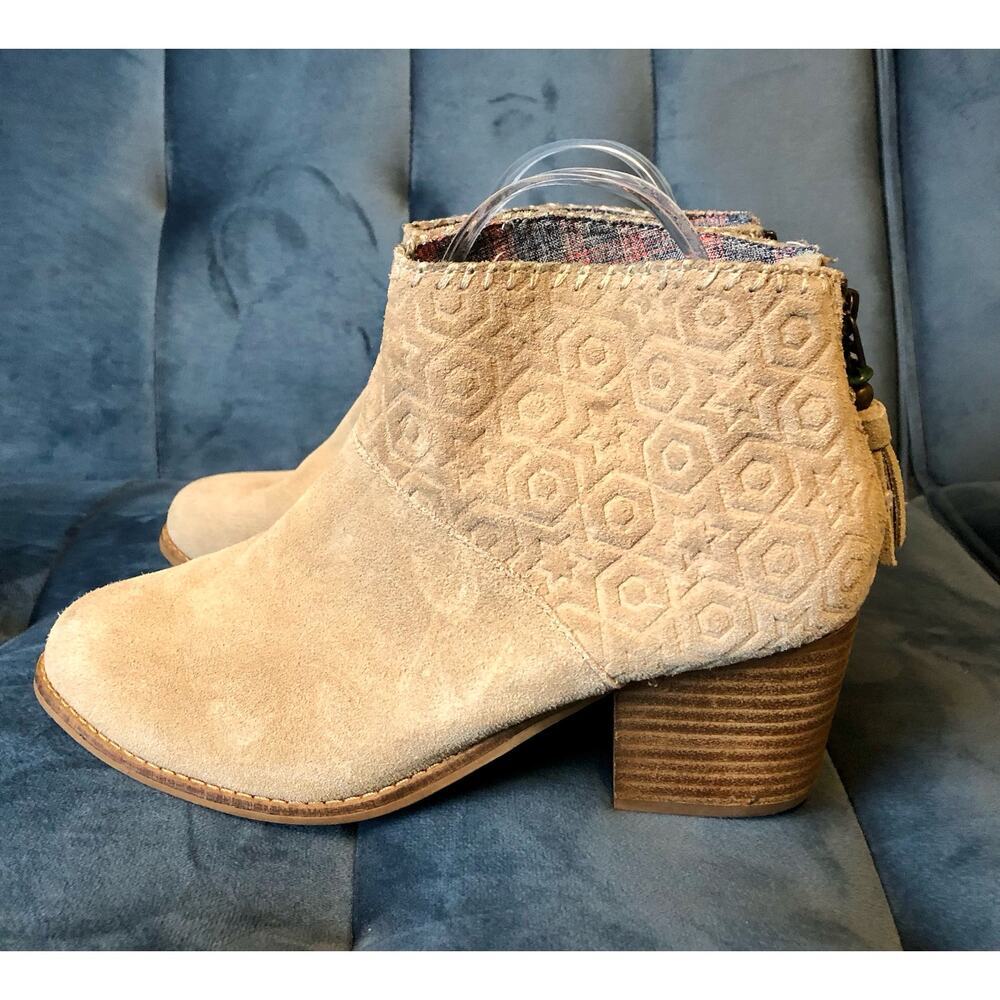 TOMS Leila Bootie U.S. Women's Size 8 Oxford Tan Suede Embossed Tassel Detail - Picture 3 of 8